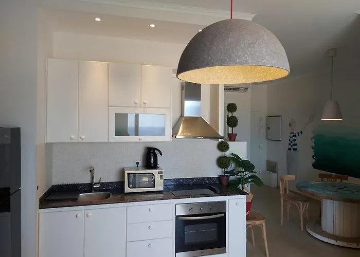 Lovely 1-bedroom With Sea View & Pool