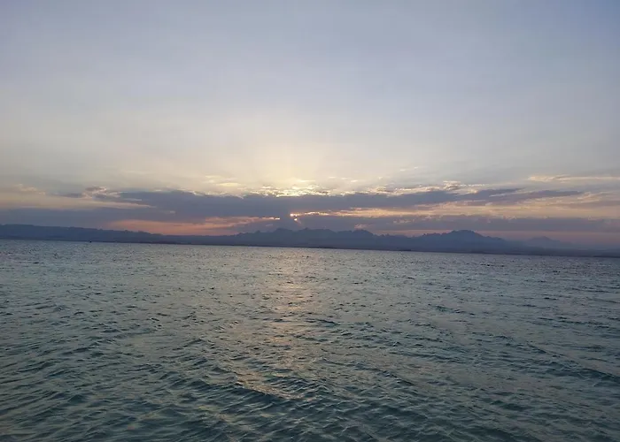 Lovely 1-bedroom With Sea View & Pool Appartamento