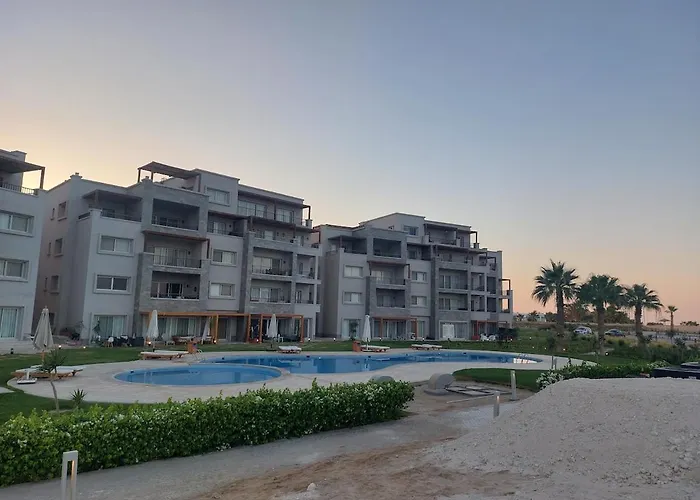 Lovely 1-bedroom With Sea View & Pool Appartamento