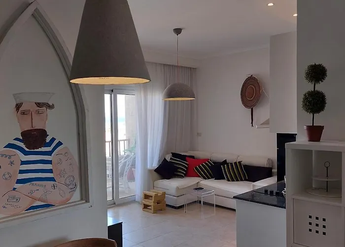 Lovely 1-bedroom With Sea View & Pool *